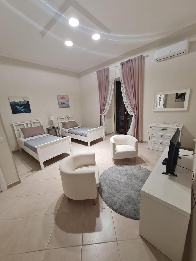 Palizzi'S Home Behind Plebiscite Square Naples Exterior photo